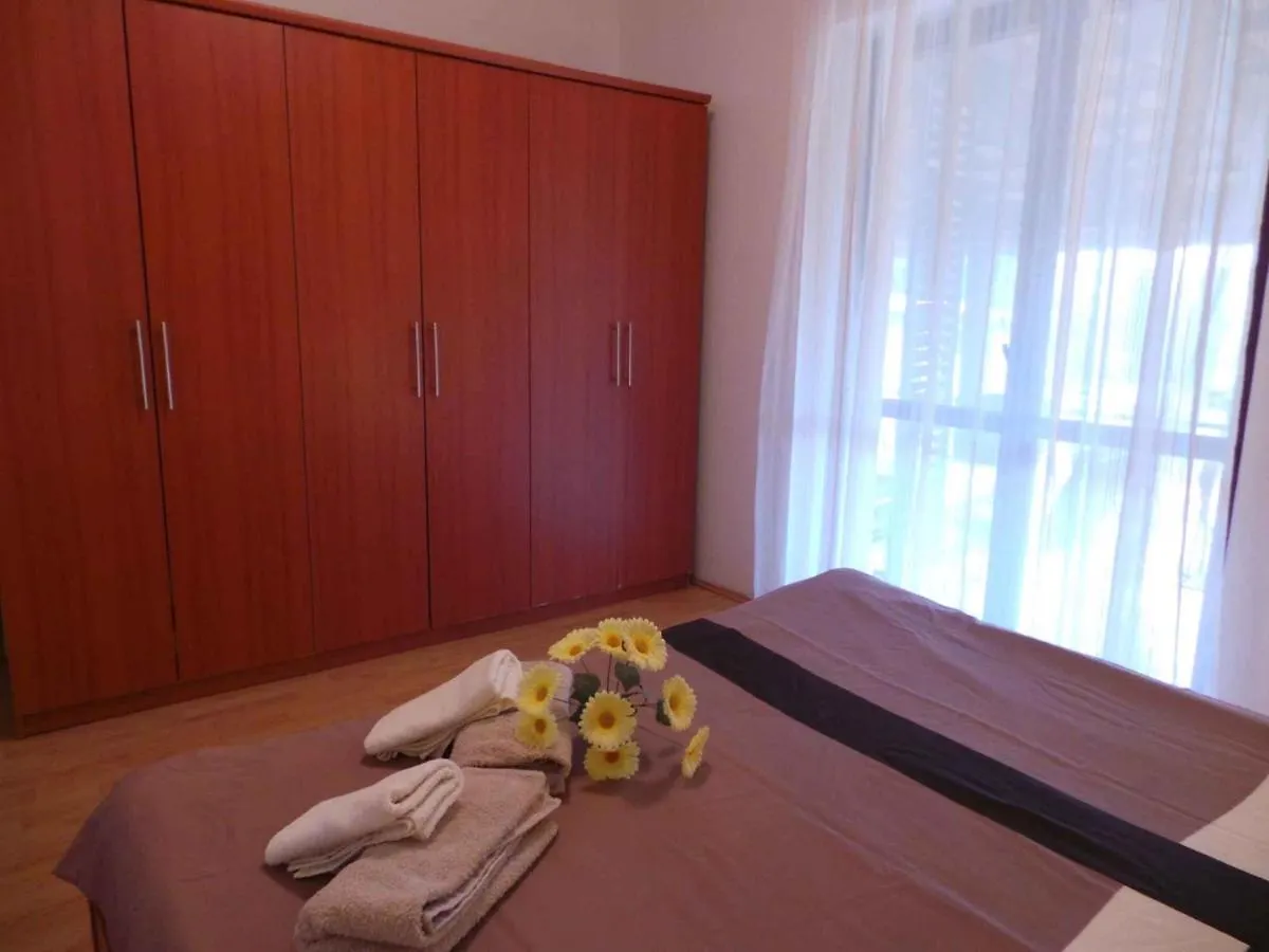 Apartment In Mali Vareski/Istrien 8693