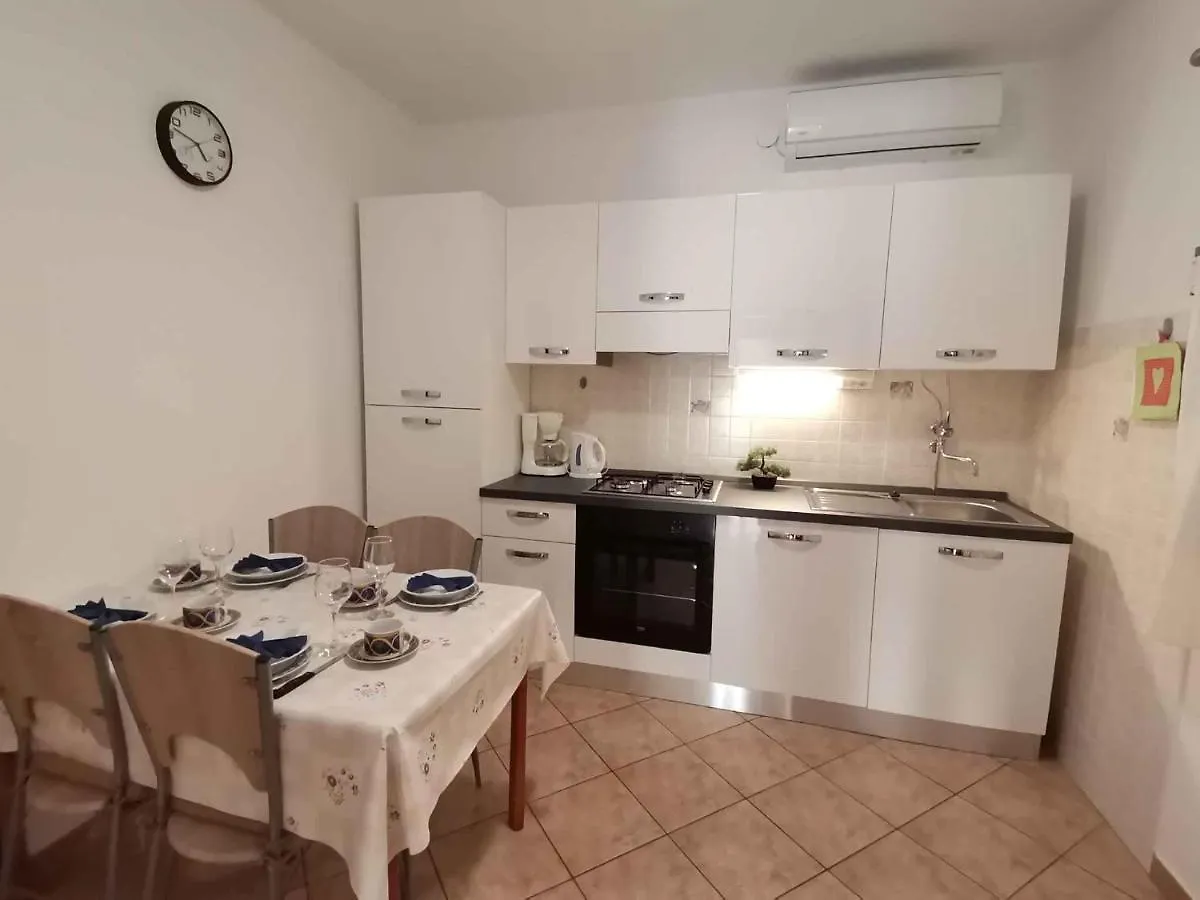 Apartment In Mali Vareski/Istrien 8693 0*,
