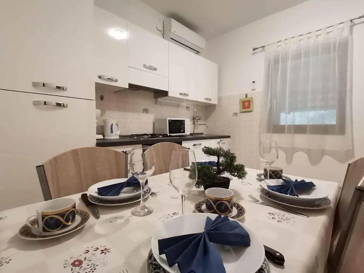 Apartment In Mali Vareski/Istrien 8693
